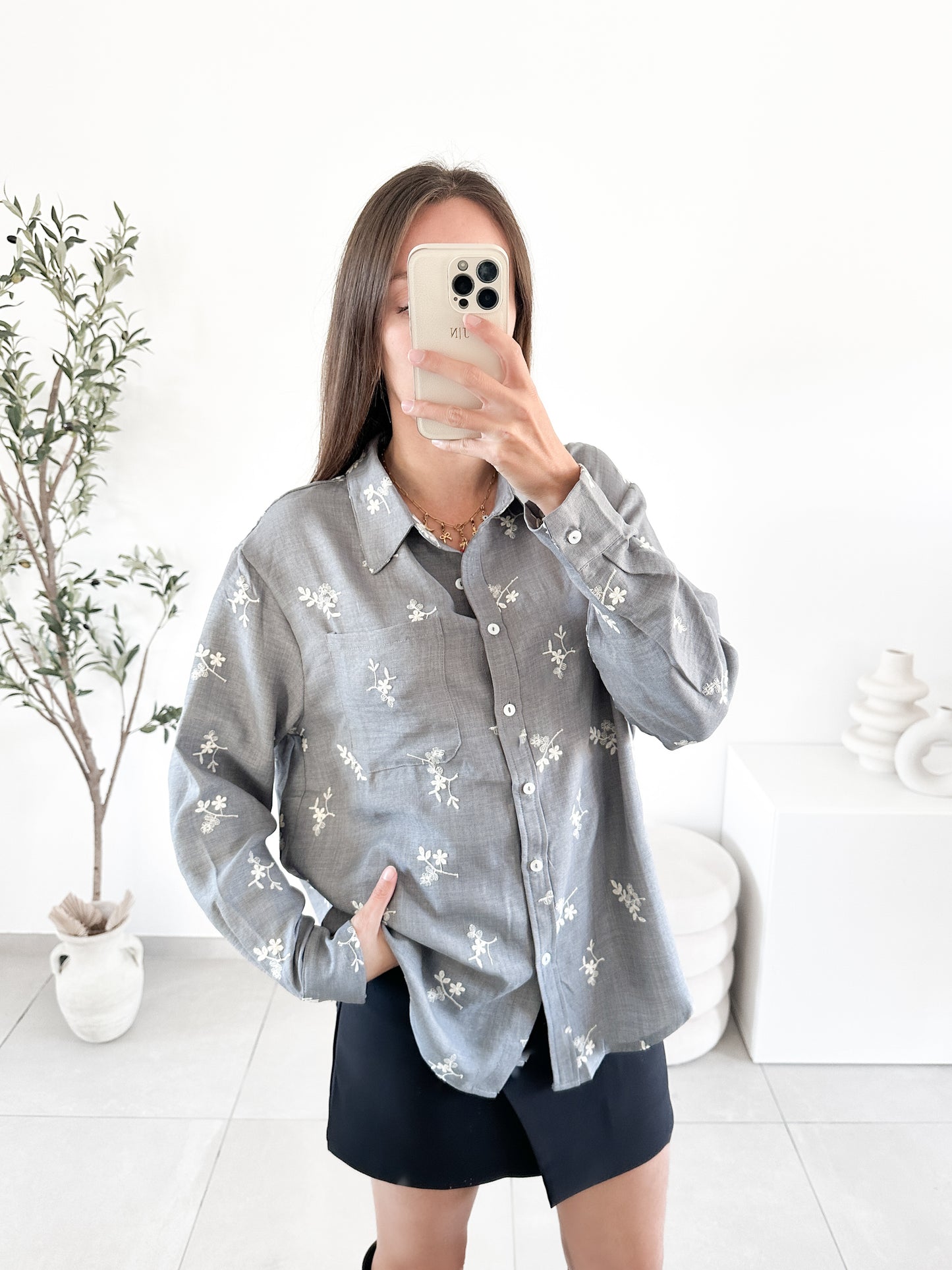 Chemise brodée grise