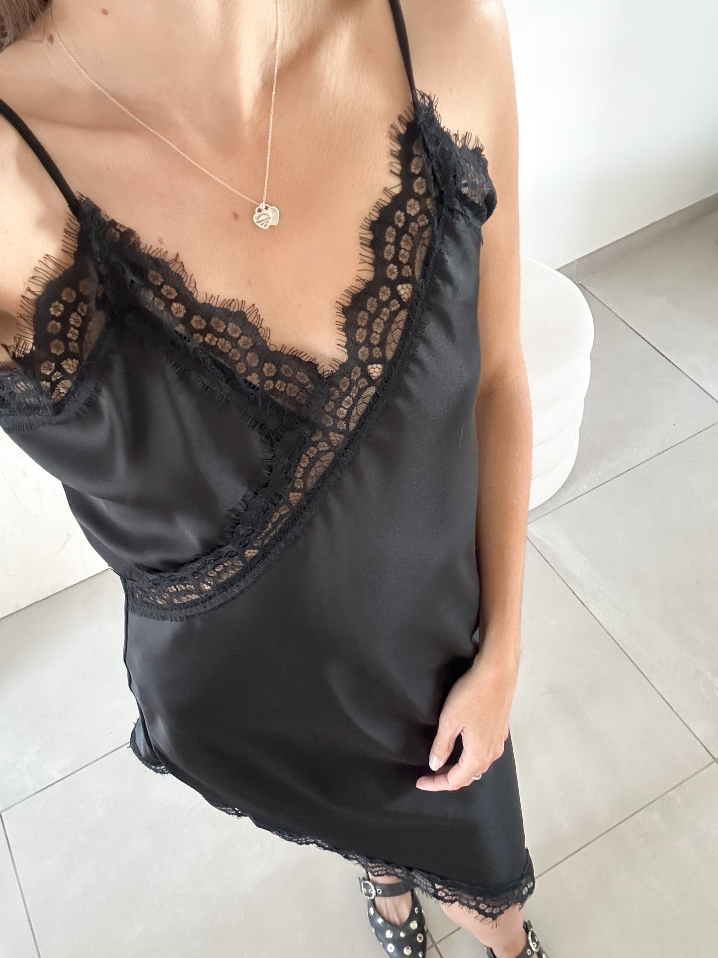 Robe satinée et dentelle asymétrique